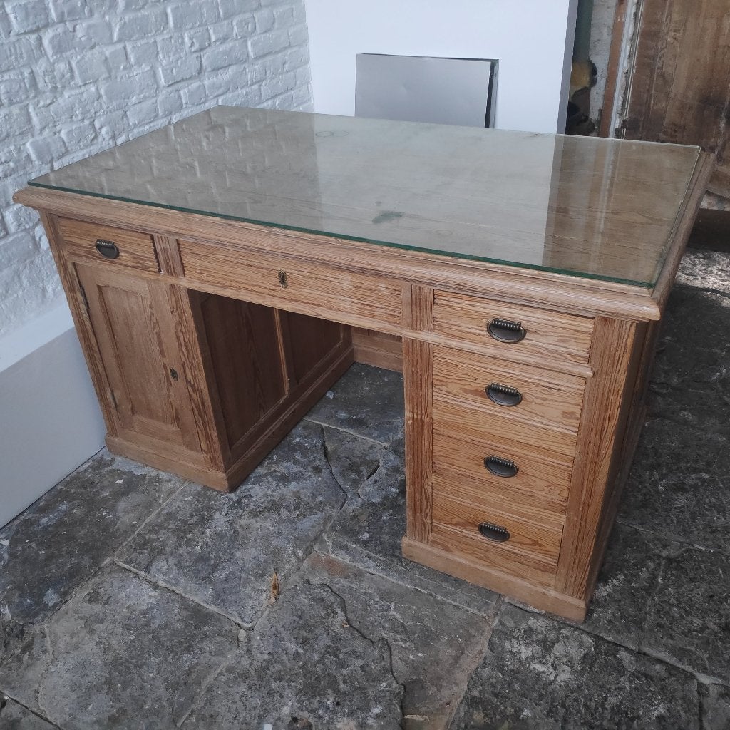 Bureau en pitchpin, Enlèvement