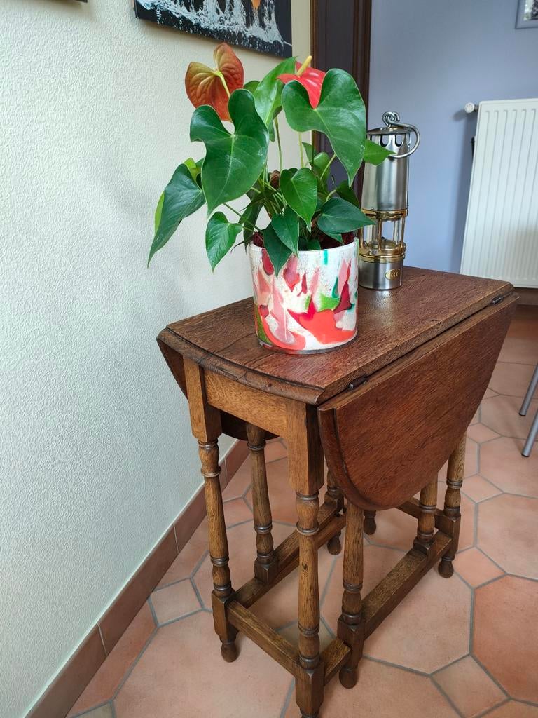 Table pliante ancienne, Enlèvement