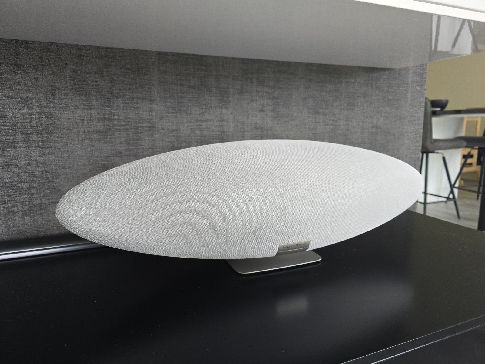 Bowers & Wilkins Zeppelin, Enlèvement