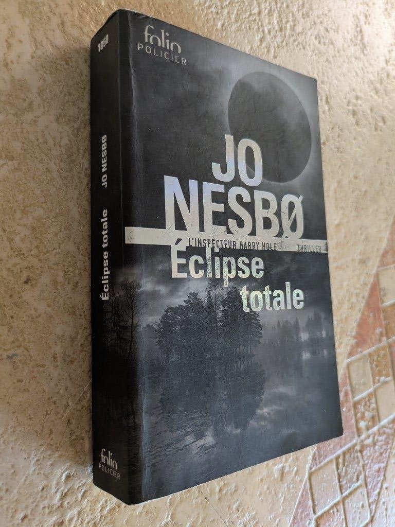 Éclipse totale (Jo Nesbø)., Livres, Jo Nesbø., Envoi, Adaptation télévisée, Comme neuf