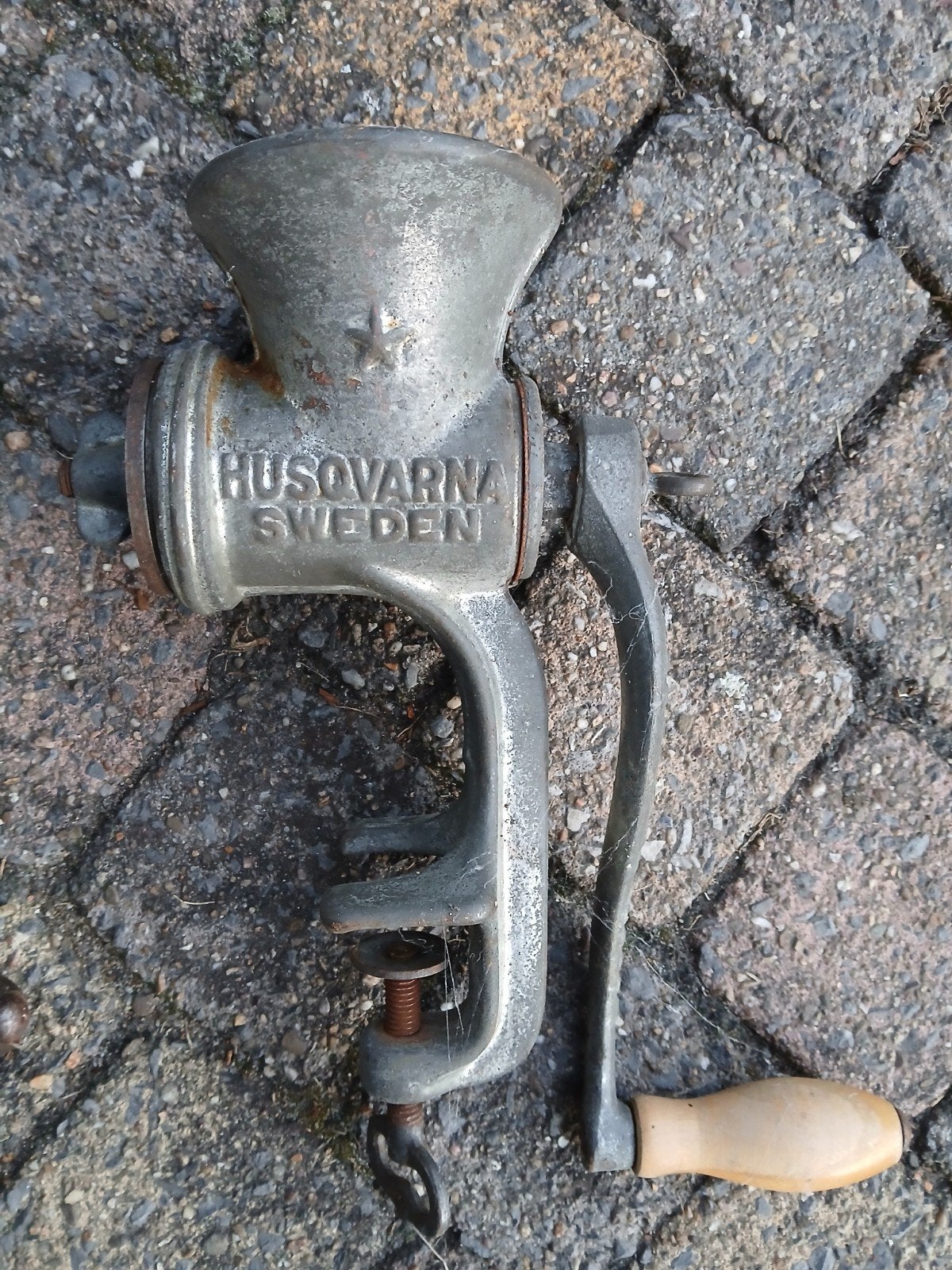 2x oude gehaktmolens, Ophalen