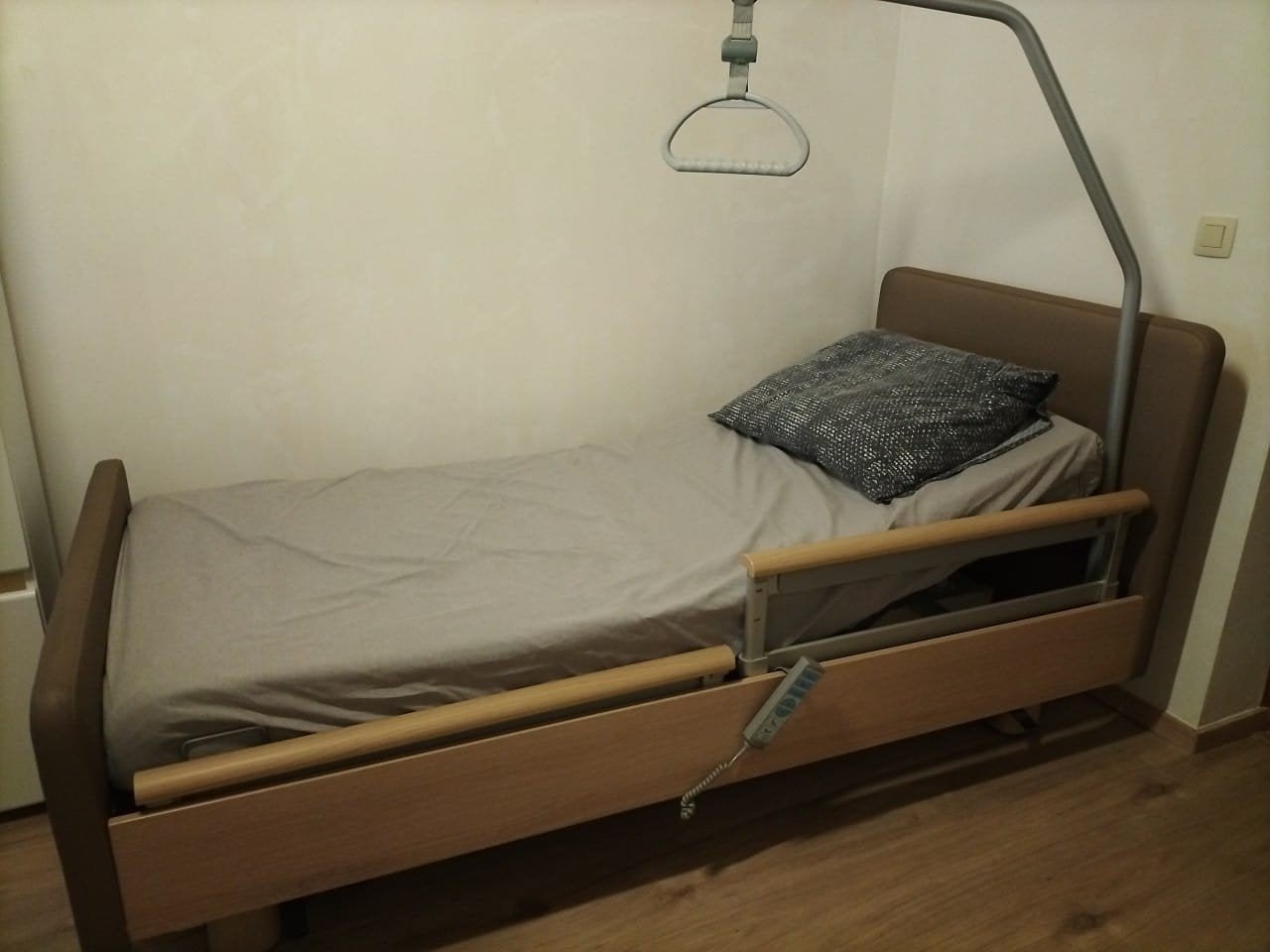 Elektrisch ziekenhuisbed, Ophalen