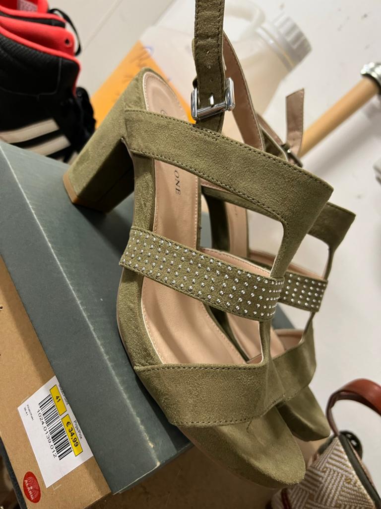 Sandalen khaki kleur maat 41 nieuw!, Kleding | Dames, Schoenen, Ophalen, Zo goed als nieuw