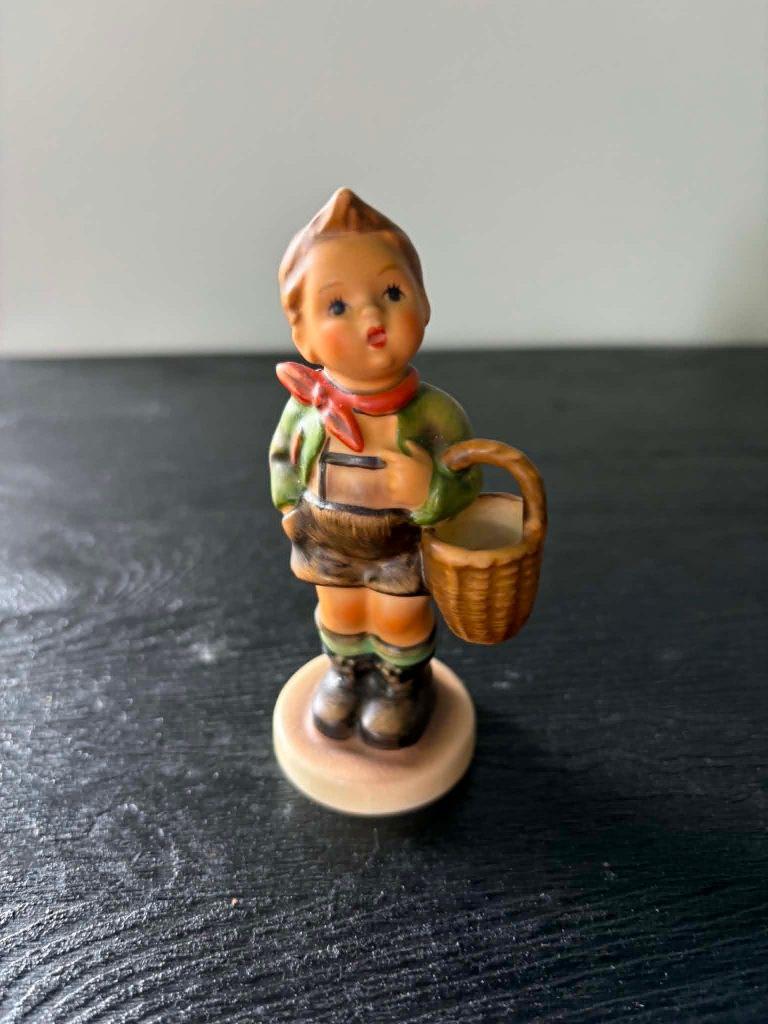 Hummel Goebel, jongen met mandje, Ophalen of Verzenden, Gebruikt, Hummel