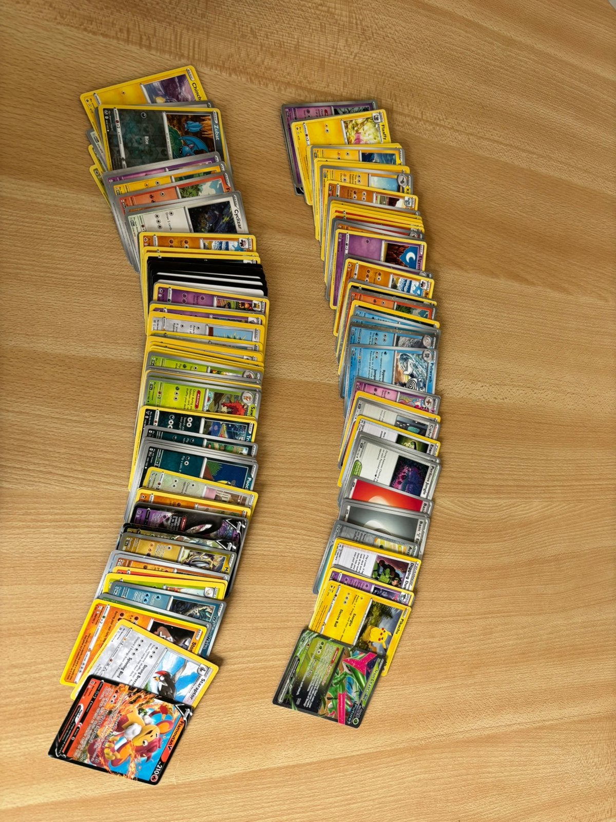 Boîte 135 cartes Pokémon, dont 19 cartes « étranges », Enlèvement ou Envoi, Comme neuf