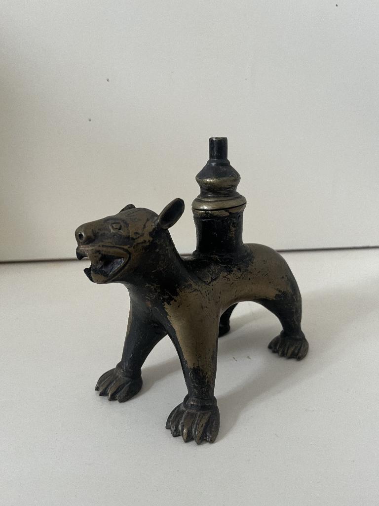 Lampe à huile lion bronze - Inde Raj Britannique (1858-1947), Antiquités & Art, Enlèvement ou Envoi, Bronze