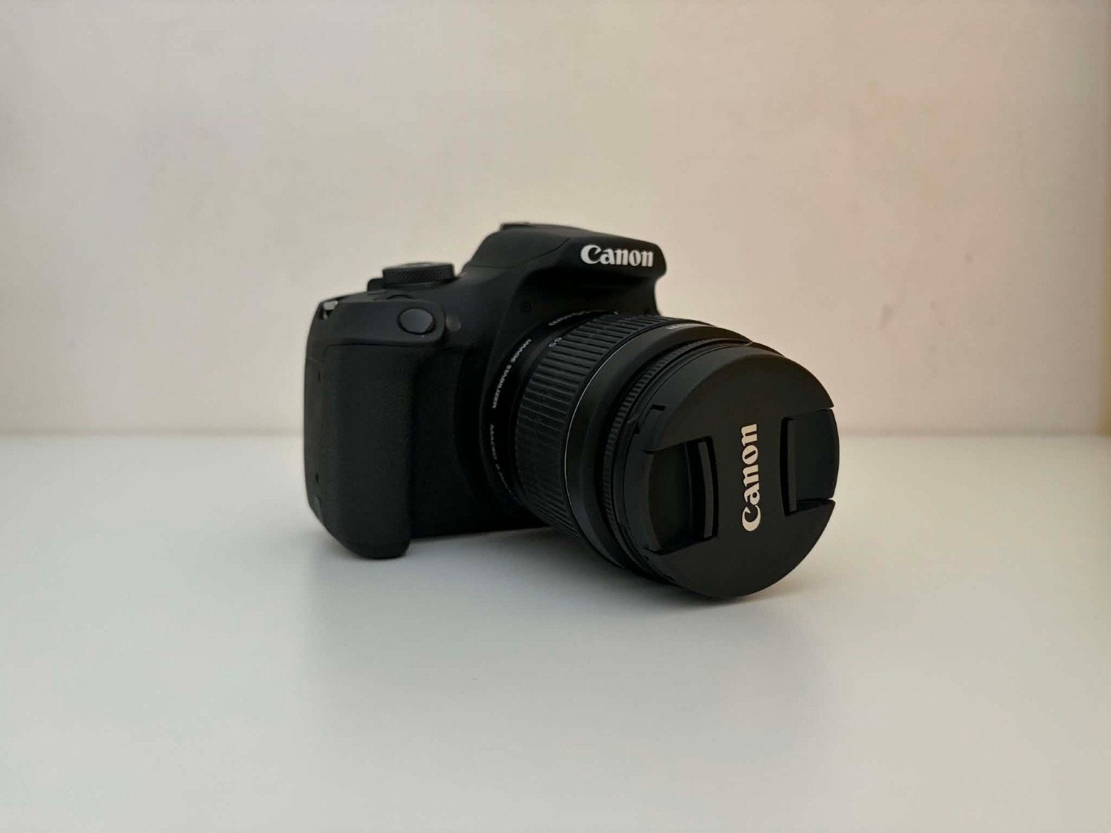 Canon EOS 2000D + objectif Canon EF-S 18-55 mm – Quasi neuf, Collections, Appareils photo & Matériel cinématographique