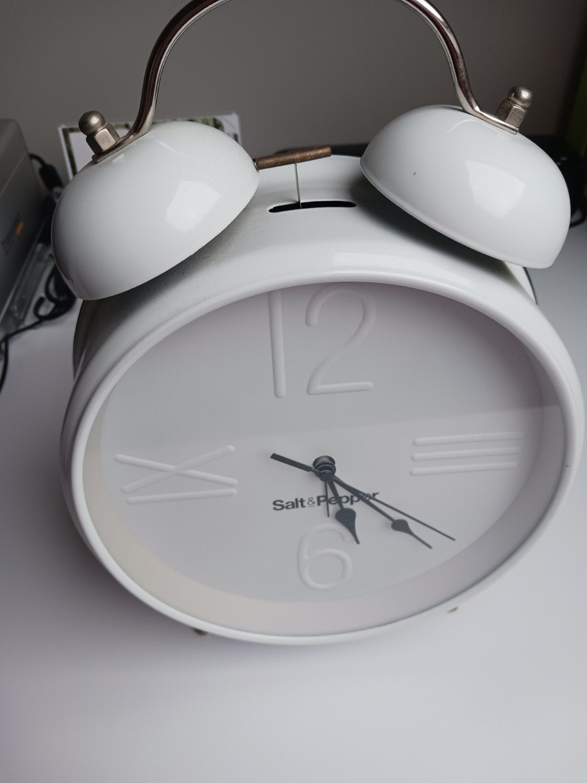 Grote witte wekker merk S&P te koop., Elektronische apparatuur, Ophalen, Zo goed als nieuw, Analoog
