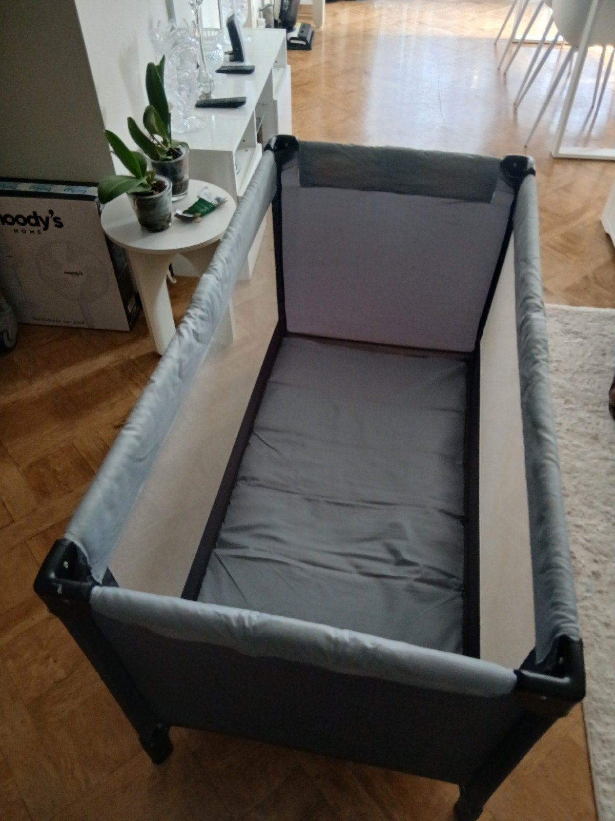 Hauck blauw en zwart parasolbed + opvouwbaar matras, Kinderen en Baby's, Ophalen of Verzenden, Zo goed als nieuw, Reisbedje