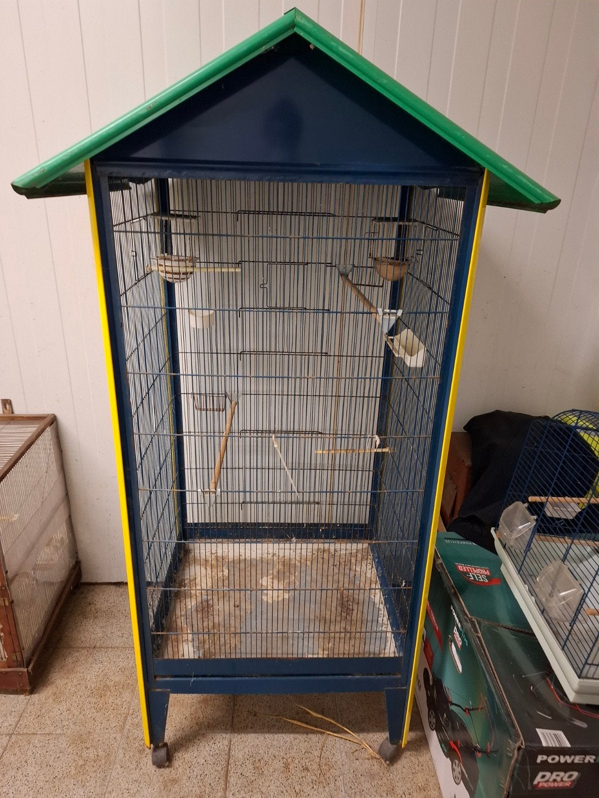 Vogelkooi op wieltjes geel en groen hoog 1.42 br69 diep 56 c, Ophalen, Vogelkooi