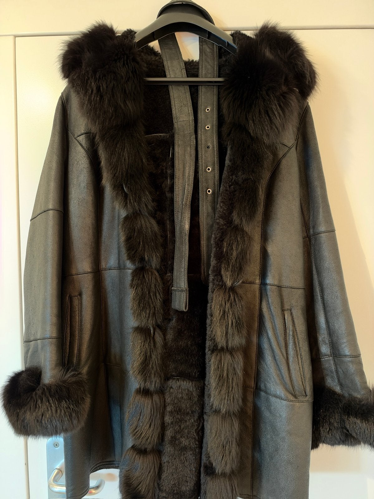 Te koop prachtige halflange mouton retourné jas maat 40/42, Kleding | Dames, Ophalen, Zo goed als nieuw, Maat 38/40 (M), Zwart