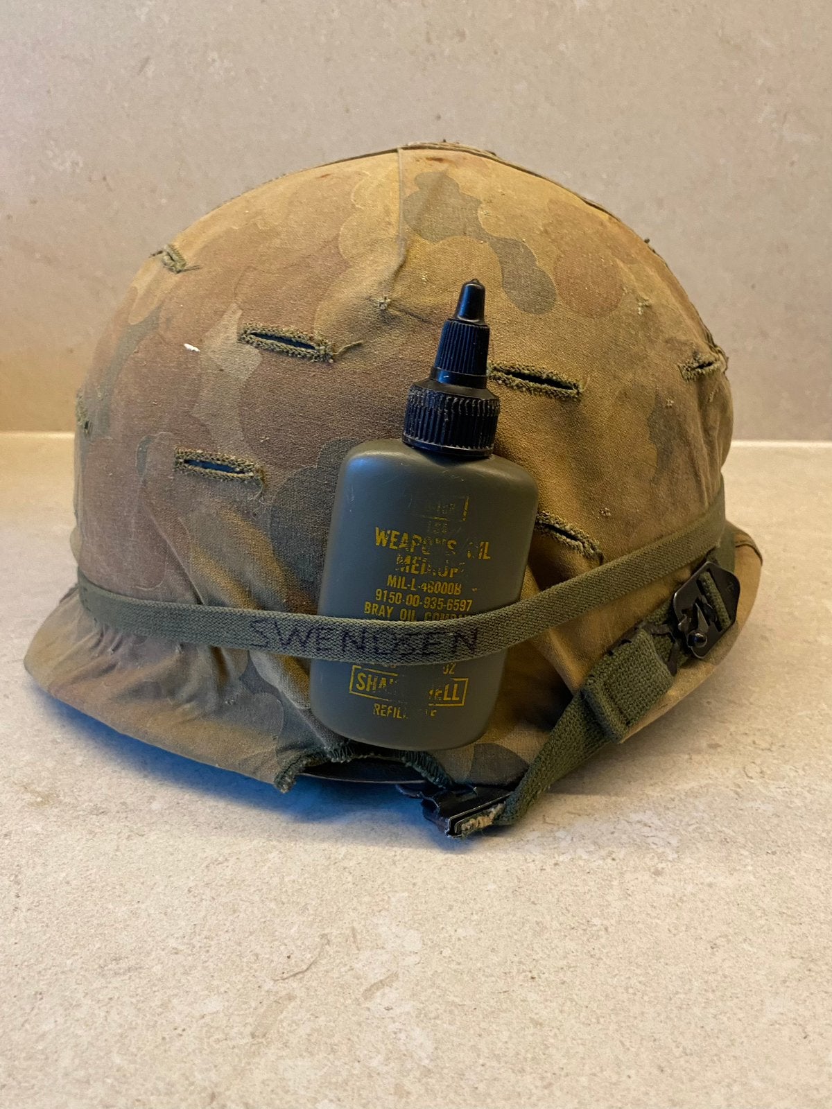 US M1 helm Vietnam oorlog era met camo en geweerolie, Collections, Enlèvement, Armée de terre, Casque ou Béret