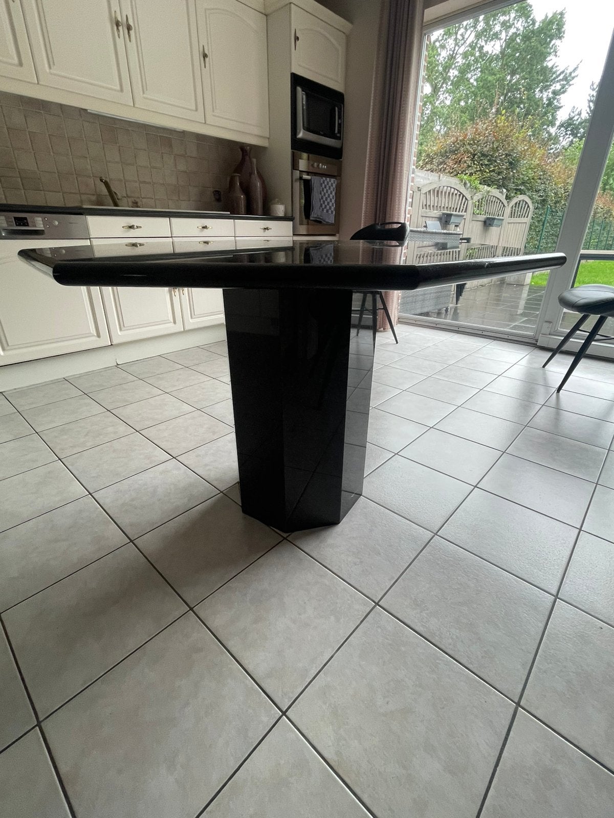 Marmerem eet- of siertafel, Ophalen