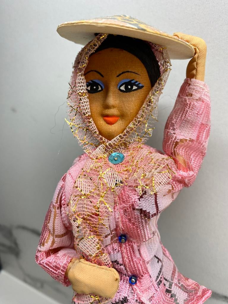 Vintage pop traditioneel Singapore 24cm, Ophalen of Verzenden, Zo goed als nieuw, Pop
