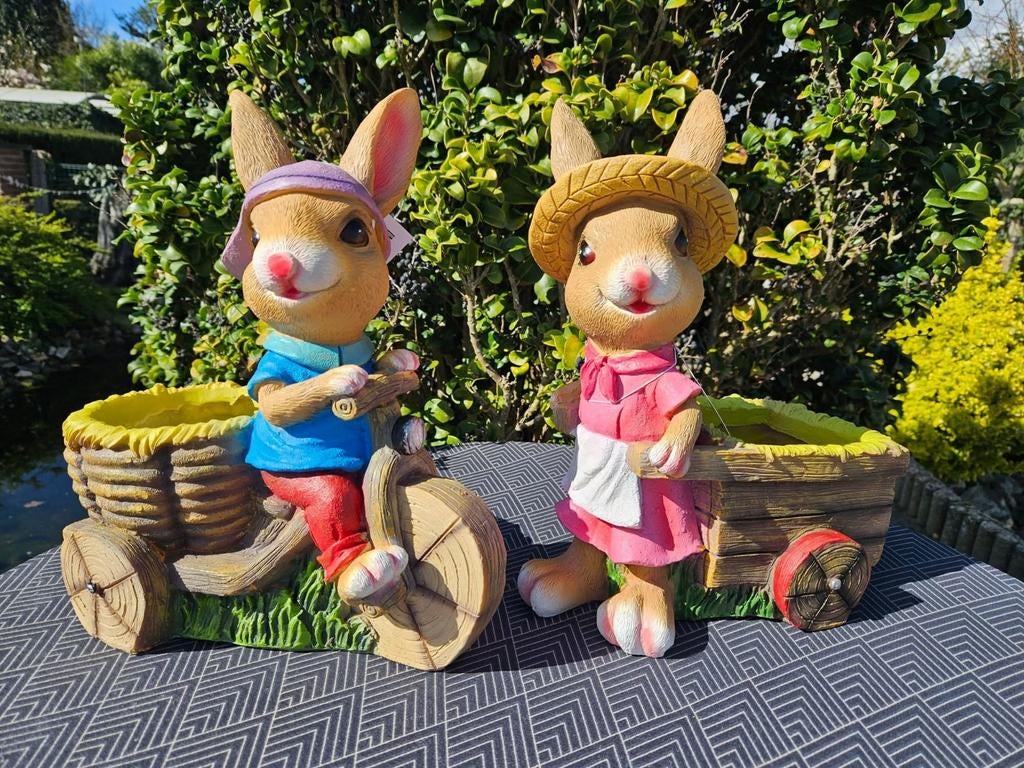 2 leuke konijnen beelden met bloempotje, Ophalen, Nieuw, Kunststof, Dierenbeeld