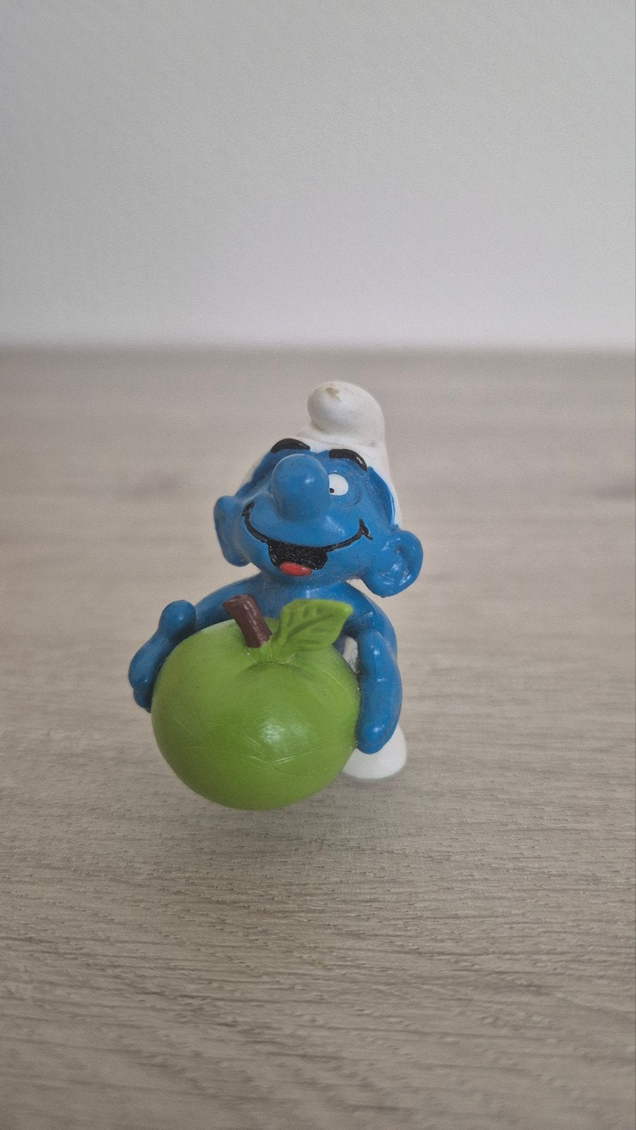 Smurf met appel, Verzamelen, Ophalen of Verzenden, Zo goed als nieuw, Overige Smurfen, Poppetje, Figuurtje of Knuffel