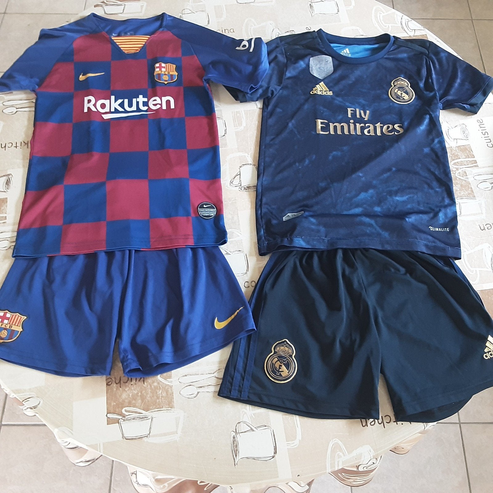 2 voetbal tenue’s maat 152
In goede staat
10€ voor 2 tenue’s, Sports & Fitness, Football, Enlèvement ou Envoi, Utilisé