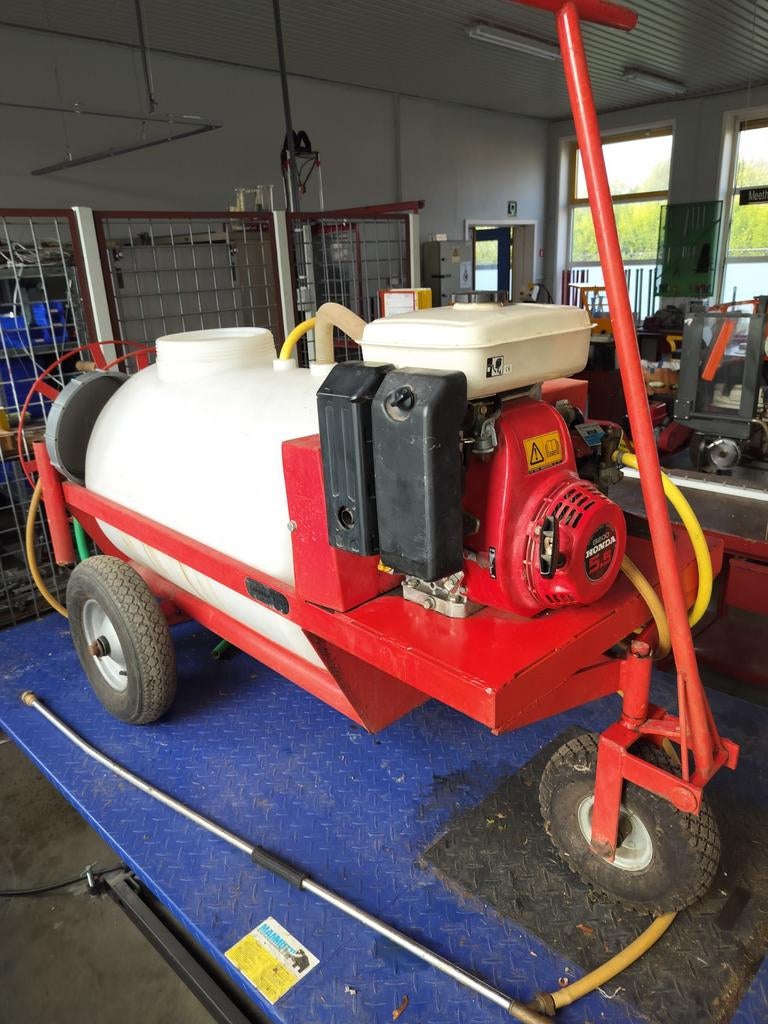 Sproeiwagen met Honda motor. Tank is 200l, Ophalen