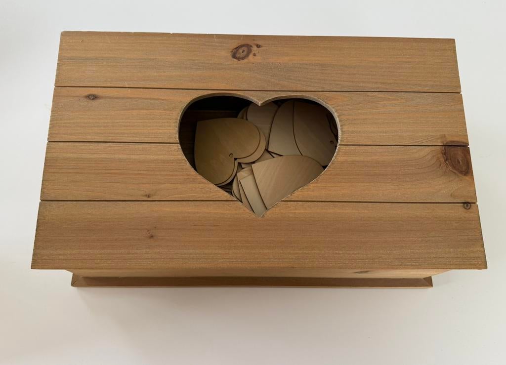 Houten kistje met hartjes, Ophalen, Zo goed als nieuw