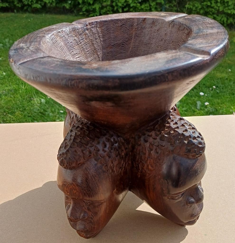 Asbak van exotisch hout, Antiek en Kunst, Kunst | Beelden en Houtsnijwerken, Houtsnijwerk, Hout, Vrouw, 20 - 50 cm, Afrika, Klassiek