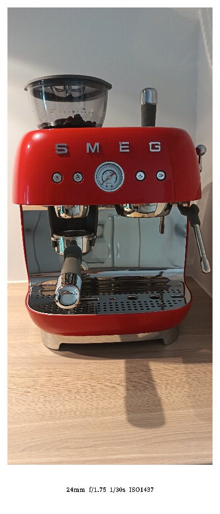 SMEG Bonenkoffiemachine – Uitstekende Staat, Réservoir d'eau amovible, Café en grains, Comme neuf, Enlèvement