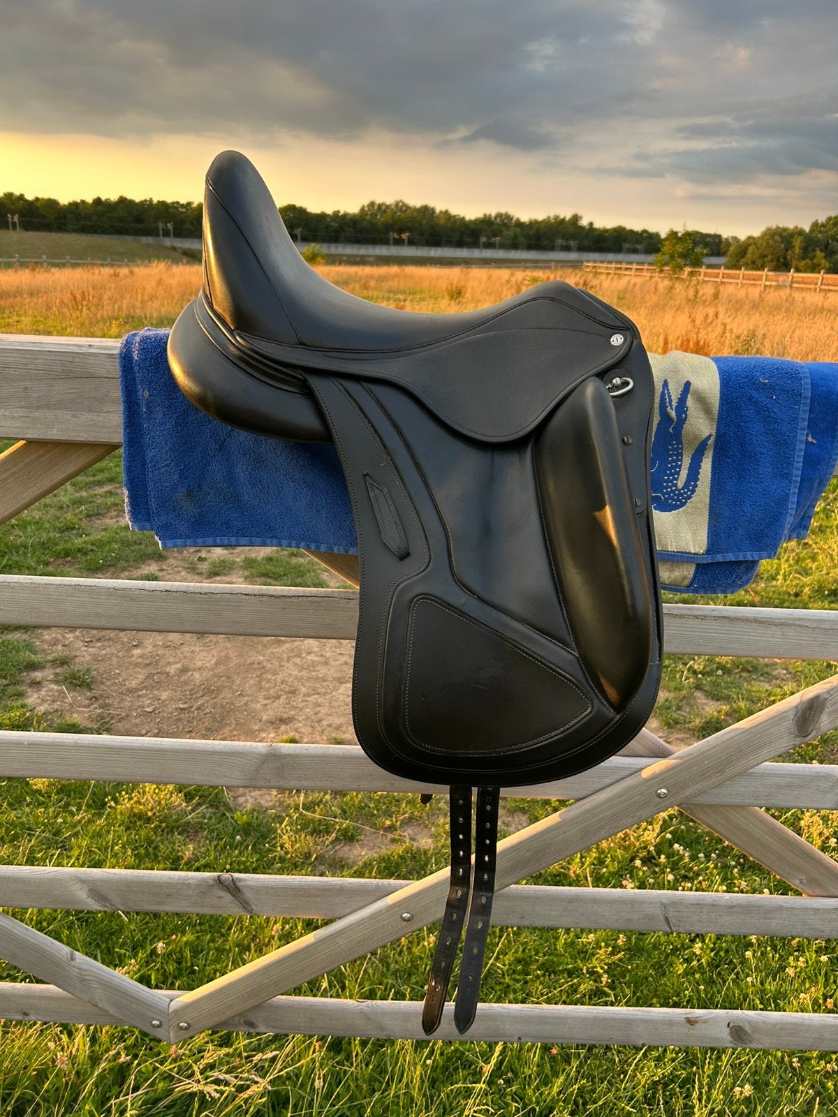 Dressuurzadel Aviar Sparrow 17,5’’, Ophalen, Zo goed als nieuw, Close contact