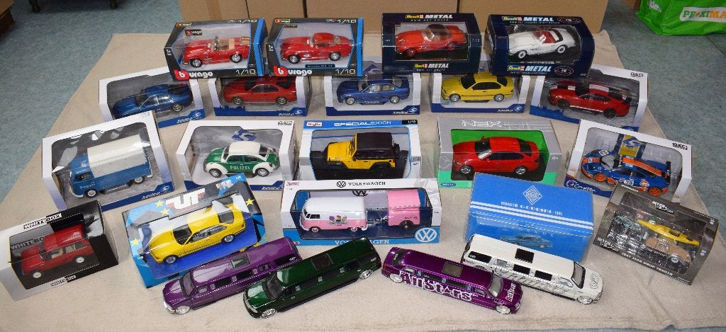 collection 23 miniature automobile 1:18 et 1:24, Enlèvement, Neuf, Revell