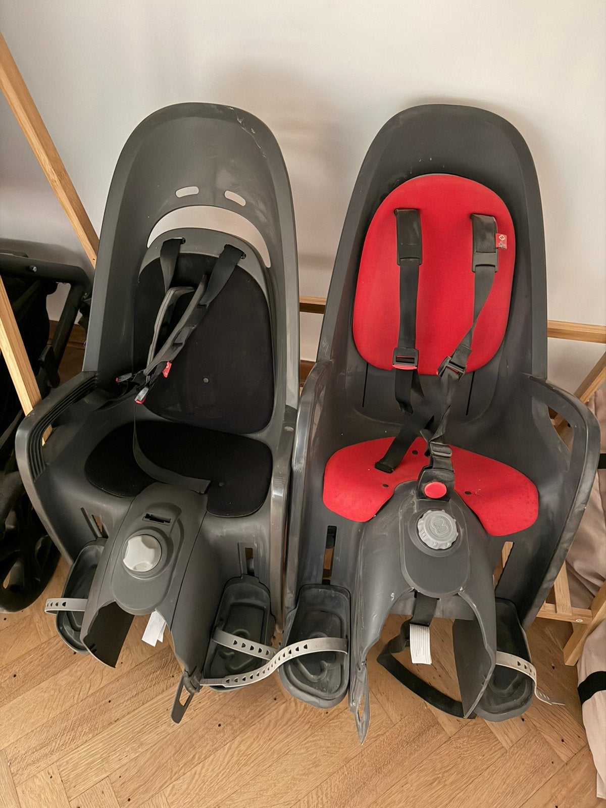 Deux sièges vélo enfant Hamax Caress, Vélos & Vélomoteurs, Enlèvement, Comme neuf, Repose-pieds