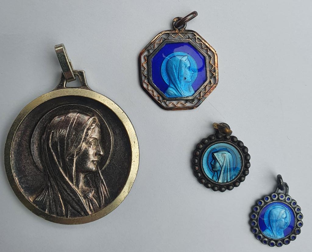 Vintage: Oude religieuse hangers van Moeder Maria, Verzamelen, Ophalen of Verzenden, Gebruikt, Sieraad, Christendom | Katholiek