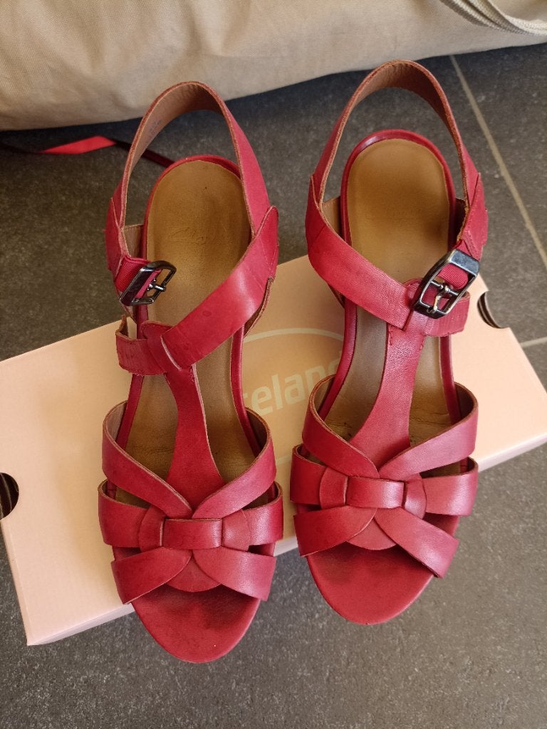 Clarks rode sandalen met sleehak maat 37, Ophalen of Verzenden