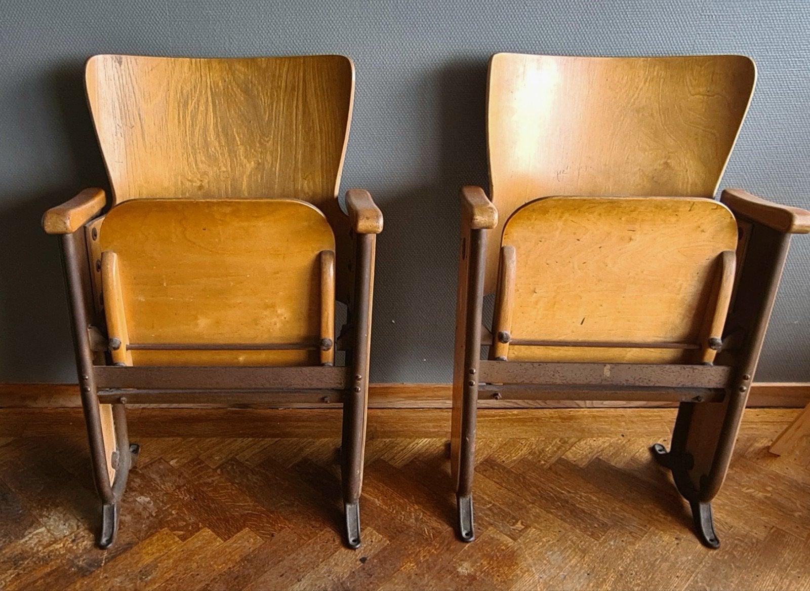 Sièges de cinéma en bois, Enlèvement