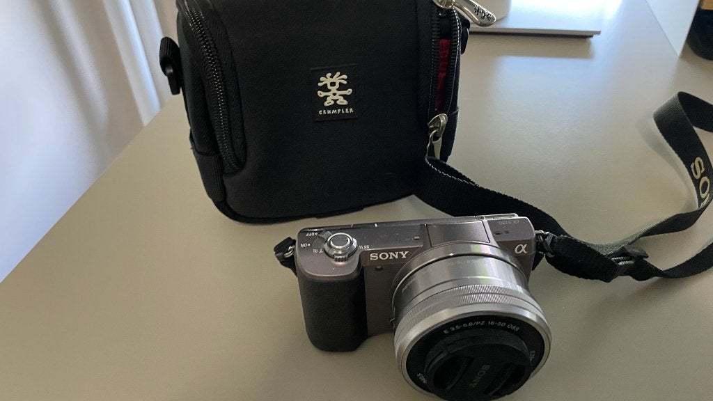 Sony ILCE5100 met 16-50 mm lens en tas, Chargeur, Caméra de vlog, Enlèvement, Utilisé