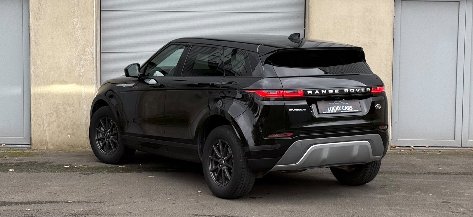 Prachtige Range Rover Evoque van 2021 in goede staat, Auto's, Automaat, Dealer onderhouden, Zwart, Bedrijf