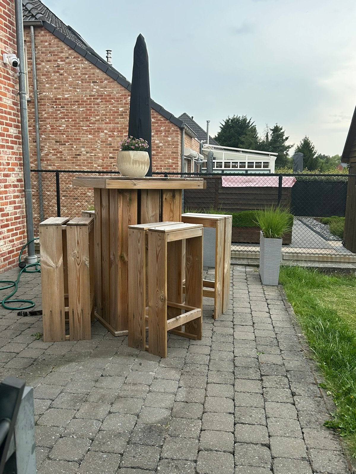 TK : hoge lounge tafel in hout, Ophalen, Zo goed als nieuw
