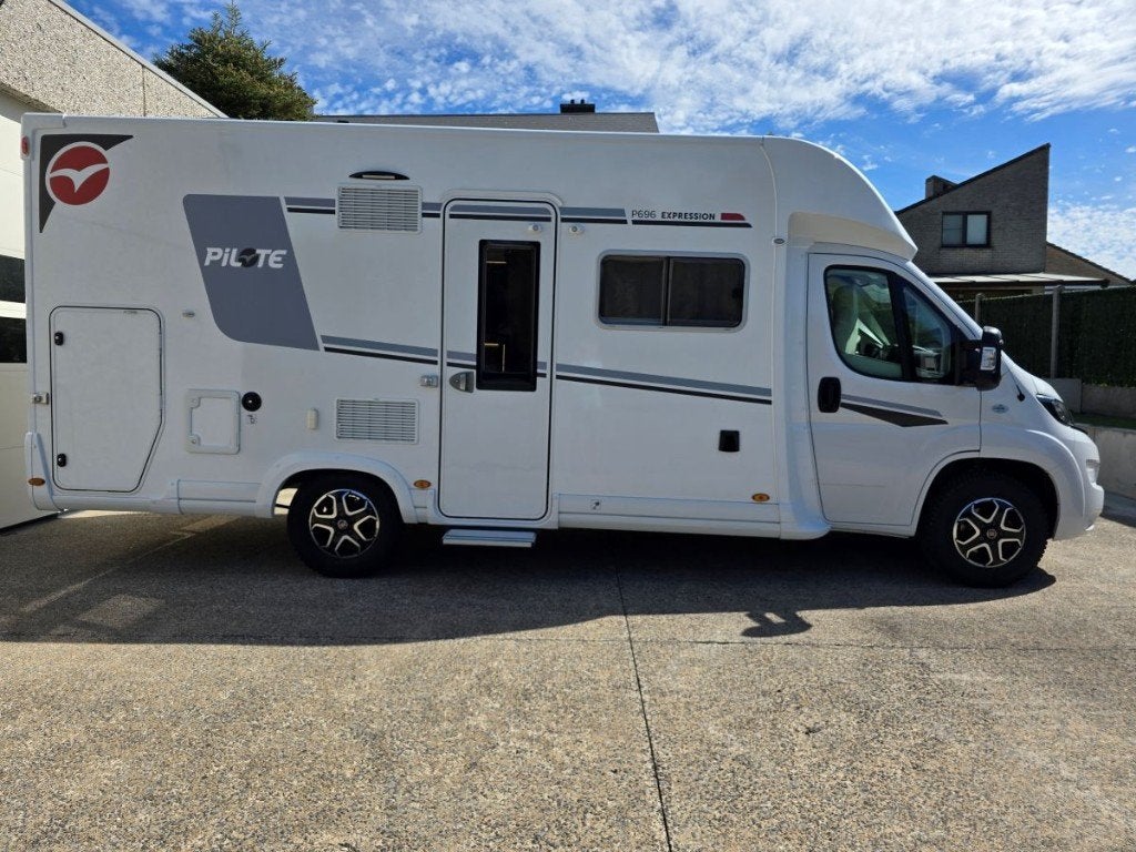 Pilote ExpressionP696-Automatic-180CV-10/2023+Option+Garanti, Caravanes & Camping, Jusqu'à 4, Entreprise, Fiat, Pilote
