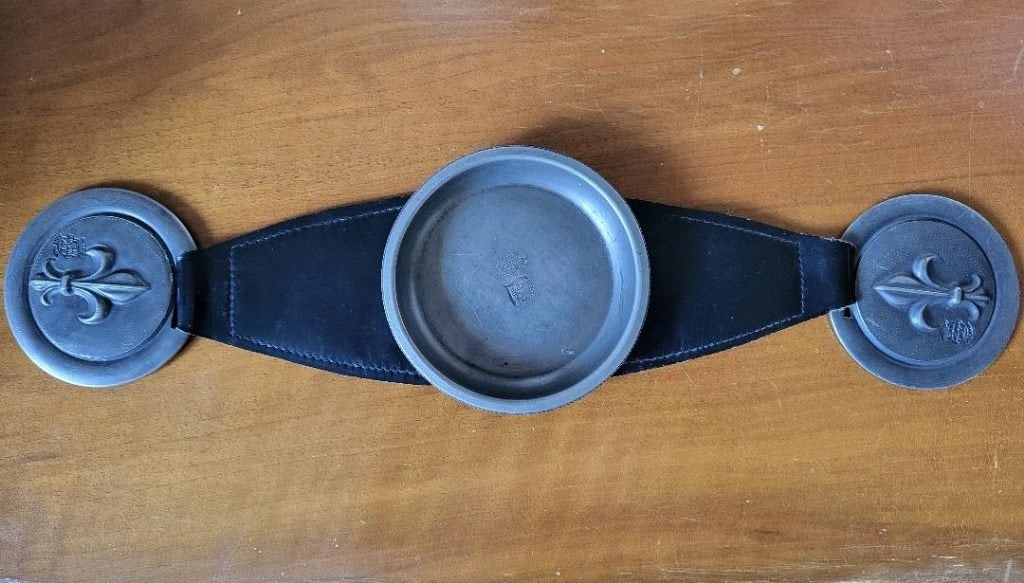 Vintage tinnen armleuning asbak met Fleur-de-Lis thema, Ophalen