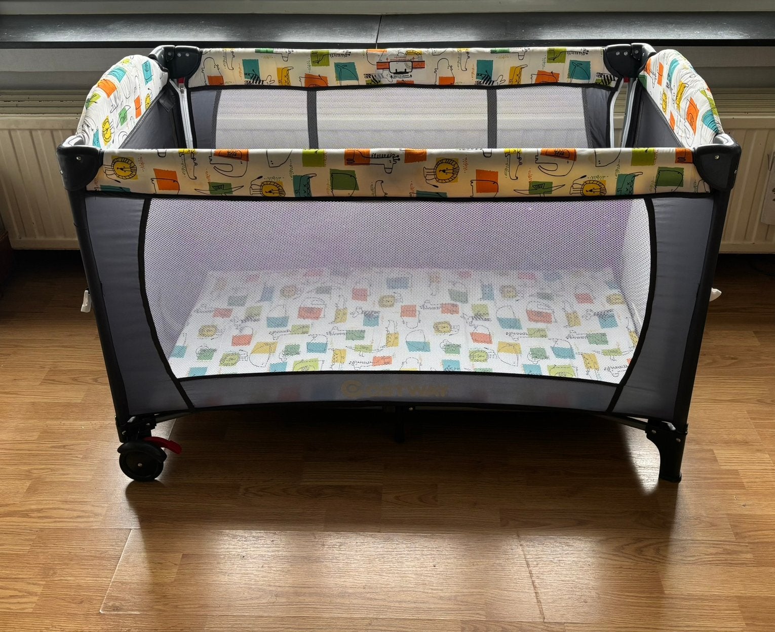 Superbe lit bébé Costway pliable pratique+table à langer, Enfants & Bébés, Enlèvement