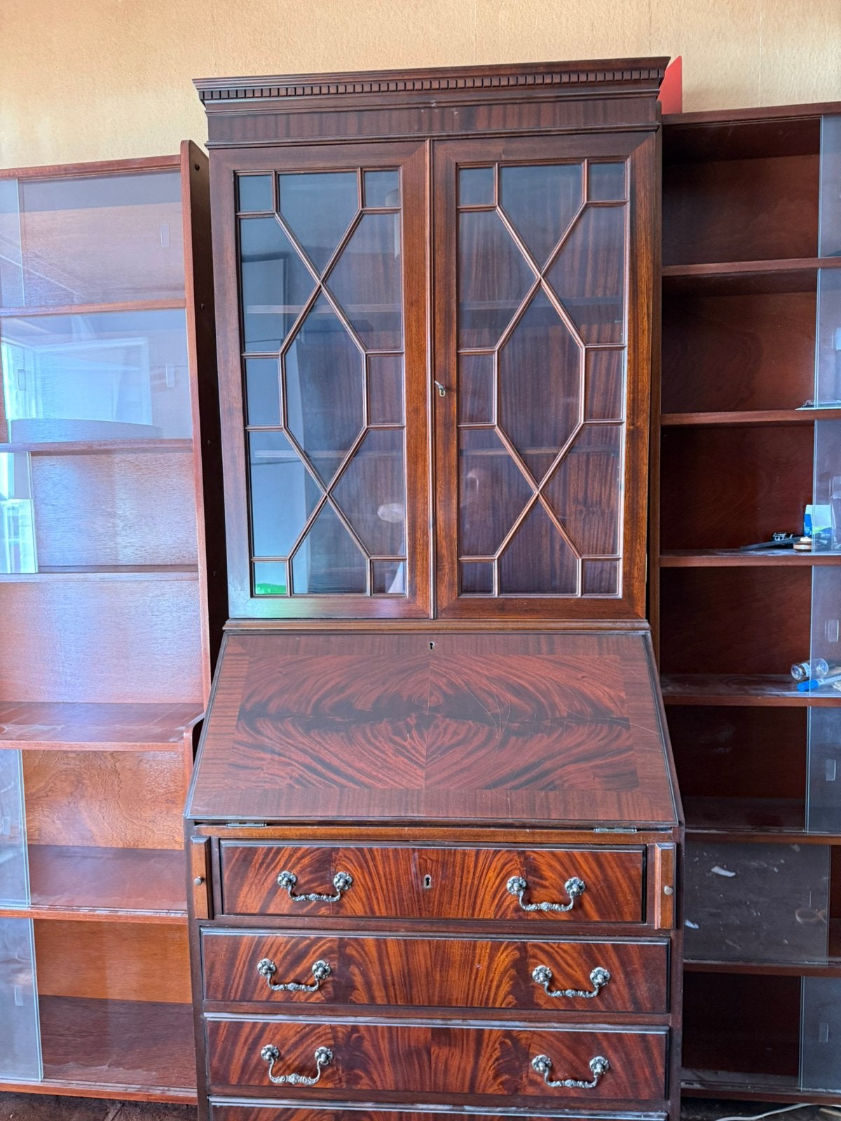 Engelse mahonie secretaire kast bureau in George III stijl", Ophalen