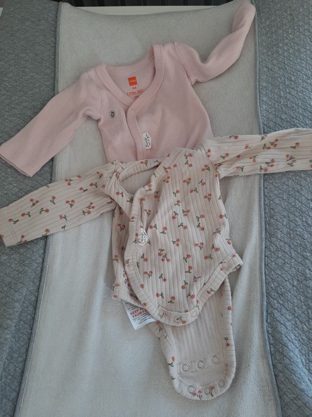 twee rompers en pyjama maat 44, Kinderen en Baby's, Babykleding | Maat 50, Ophalen of Verzenden