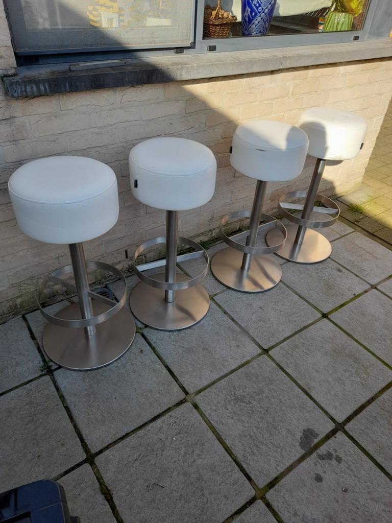 4 tabourets de bar en cuir
Hauteur 78 cm, Maison & Meubles, Enlèvement