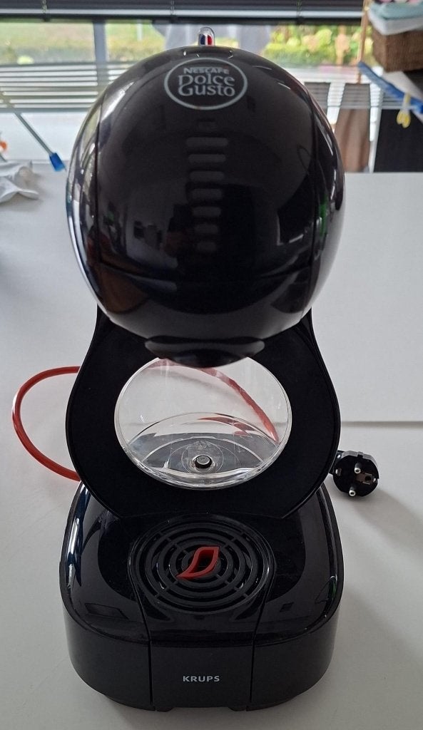 Dolce Gusto Nescafe machine, Réservoir d'eau amovible, Dosettes et capsules de café, Utilisé, 4 à 10 tasses