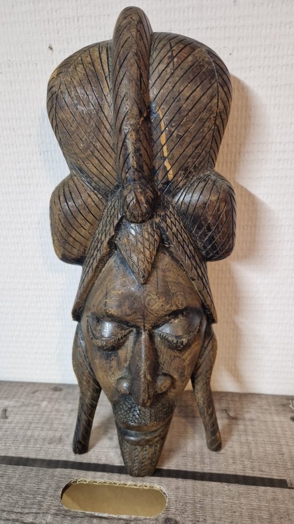 Decoratieve Afrikaanse maskers, Ophalen