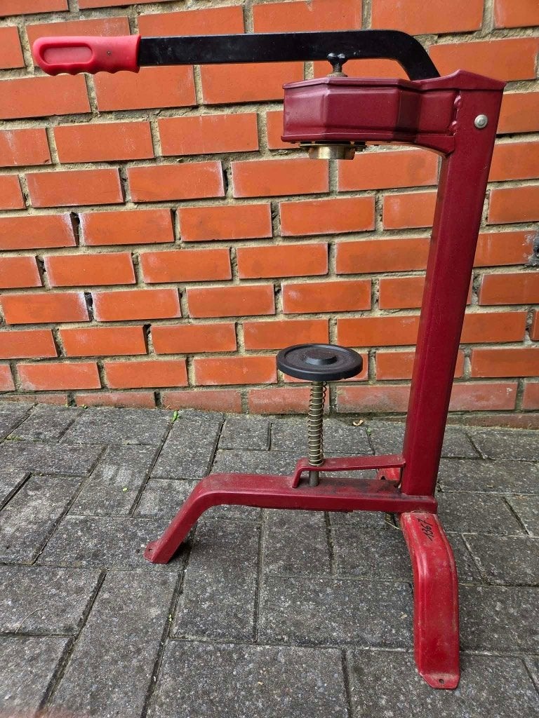 bouchonneuse manuelle sur pied, Enlèvement, Utilisé, Mobilier