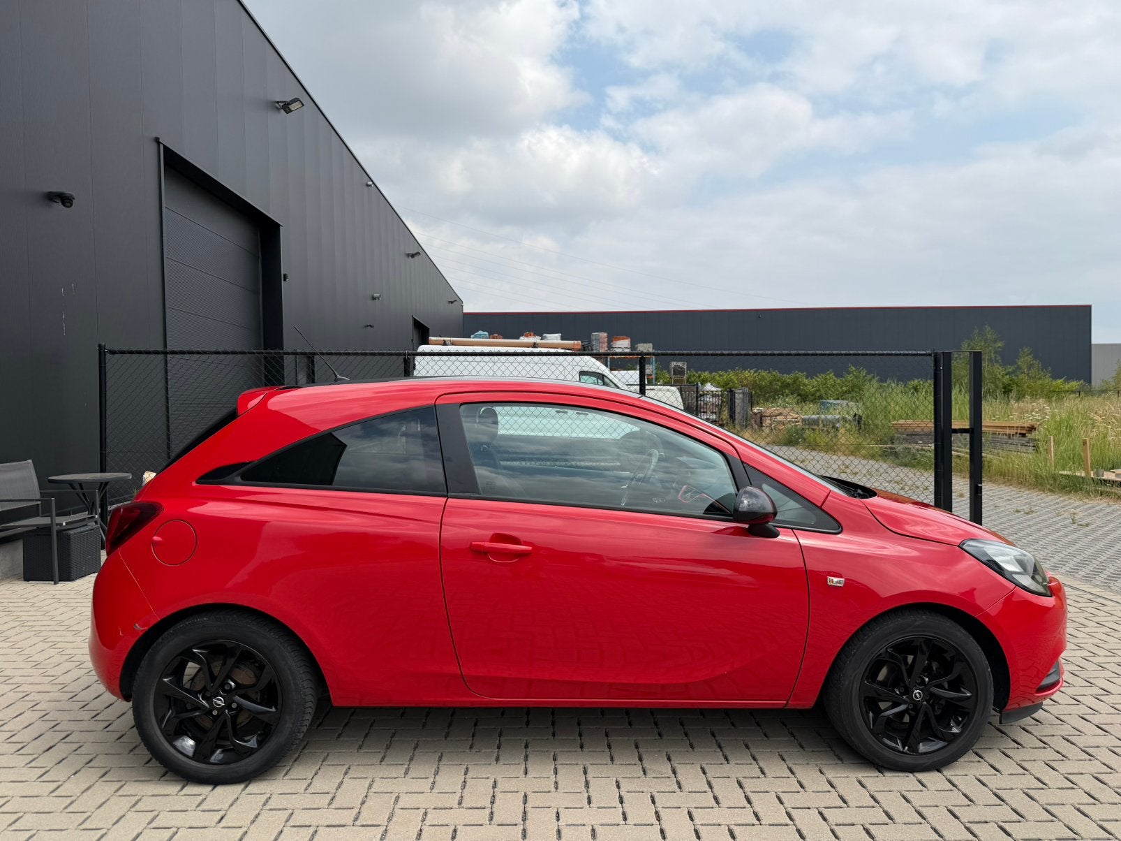 Opel Corsa 1.4 Benzine - Black Edition, Auto's, Dealer onderhouden, Stof, 3 deurs, Rood