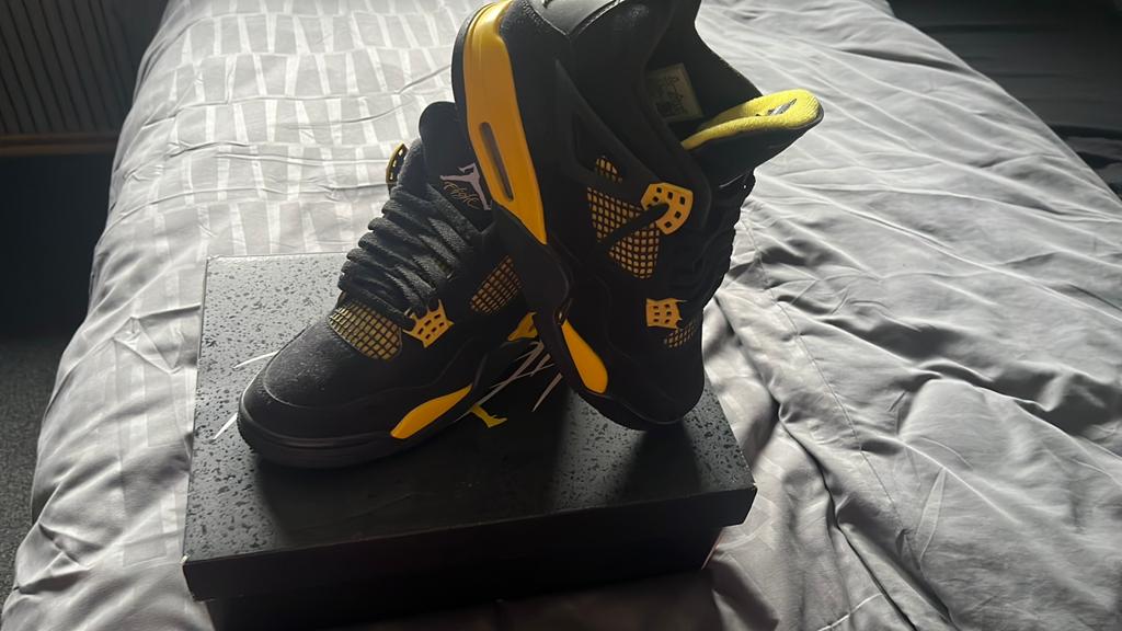 Jordan 4 Tonnerres jaunes rétro, Vêtements | Hommes, Chaussures, Comme neuf, Enlèvement, Baskets, Noir