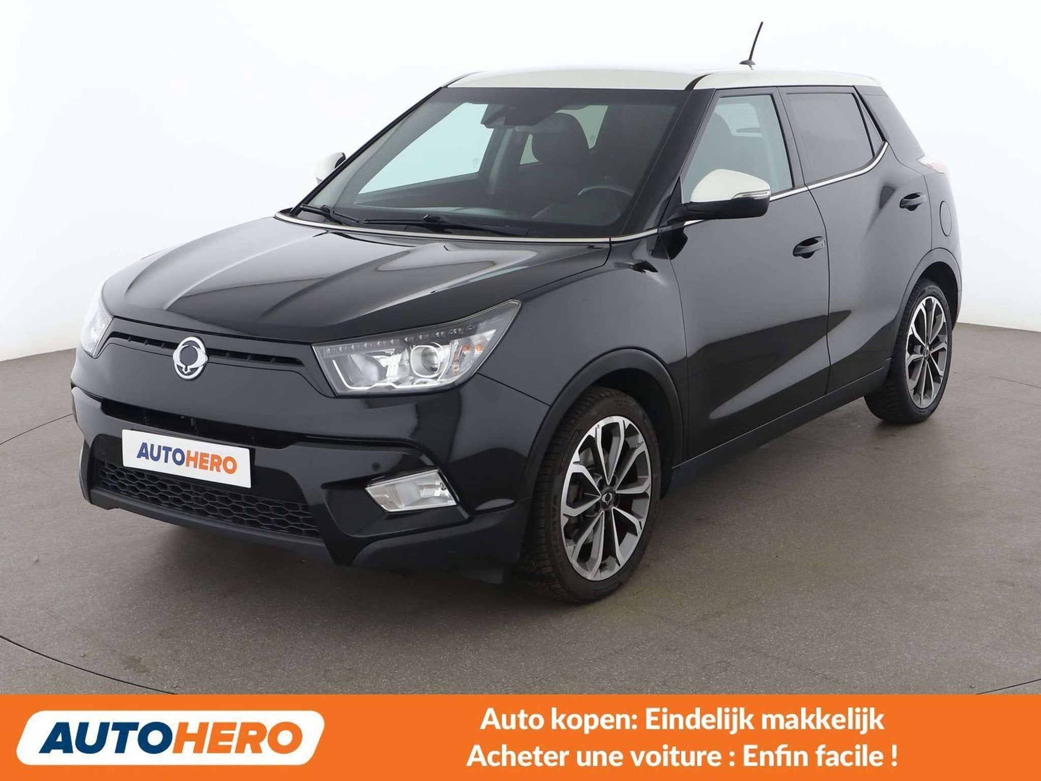 SsangYong Tivoli 1.6 Black+White 4x2 (bj 2017), Auto's, SsangYong, 94 kW, Stof, Gebruikt, Zwart