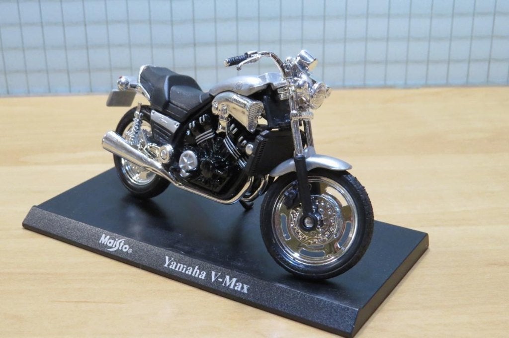 Yamaha V-Max zilver 1:18 blister, Enlèvement ou Envoi, Neuf, Moteur, Maisto