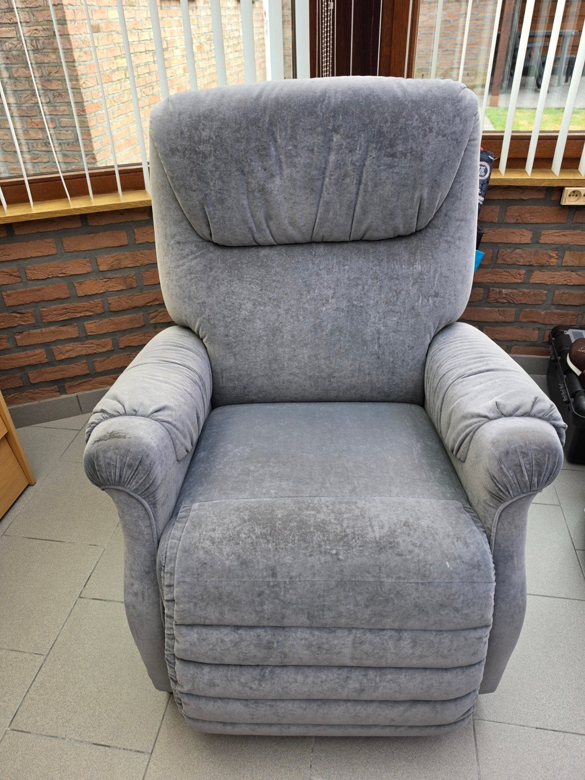 Werkende grijze relaxfauteuil gratis af te halen, Huis en Inrichting, Fauteuils, Ophalen, Gebruikt