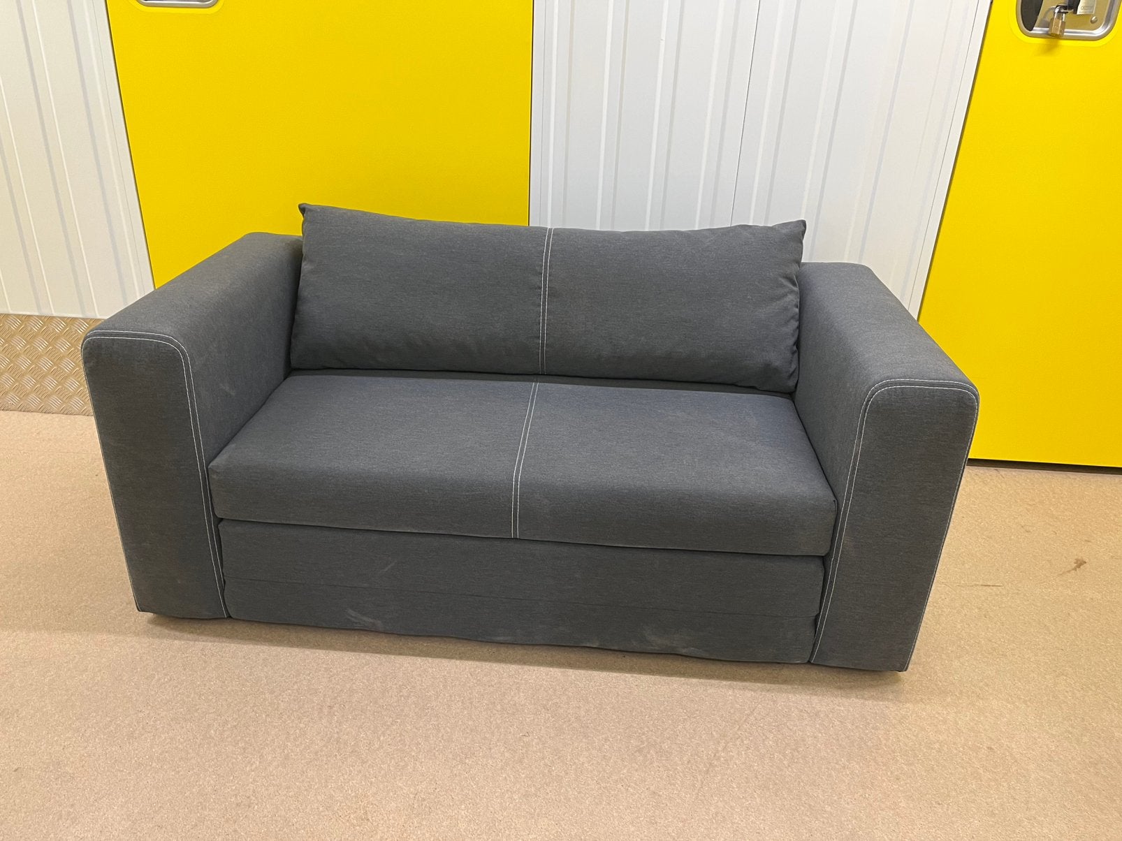 Slaapbank, Huis en Inrichting, Ophalen, Zo goed als nieuw, Grijs, 140 cm