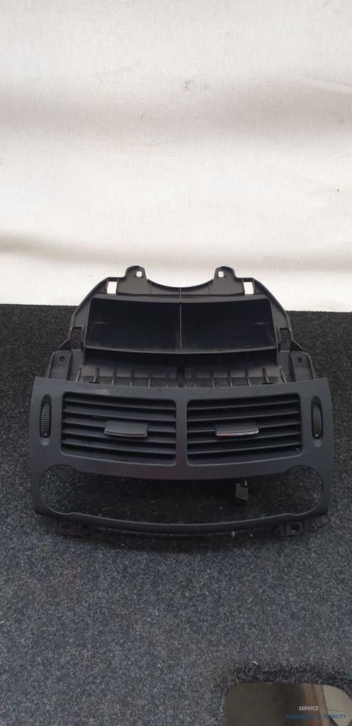 Grille de ventilation grille d'air Mercedes classe E W211 S2, Mercedes-Benz AG, Mercedes-Benz, Utilisé, Mercedesstrasse 120
70372  Stuttgart, DE